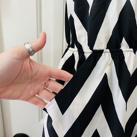 Everly Chevron Sleeveless Elastic Waist Black White Dress Large Lined Pockets - Picture 6 of 13